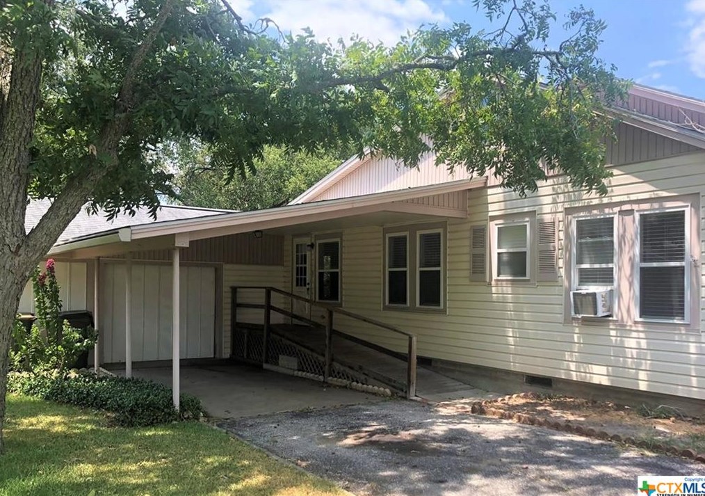 1724 N Ave B, Dreyer, TX 77984