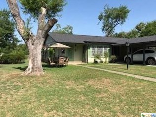 450 Wallace St, Seguin, TX 78155
