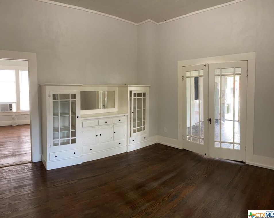 211 E Kingsbury St, Seguin, TX 78155
