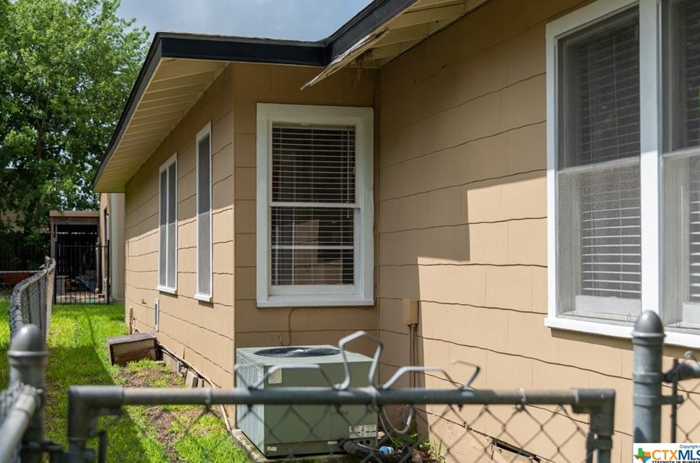 491 Nacogdoches St, New Braunfels TX  78130-4732 exterior