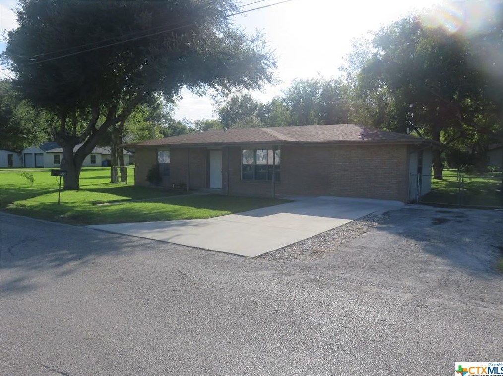 824 Boenig St, Seguin, TX 78155