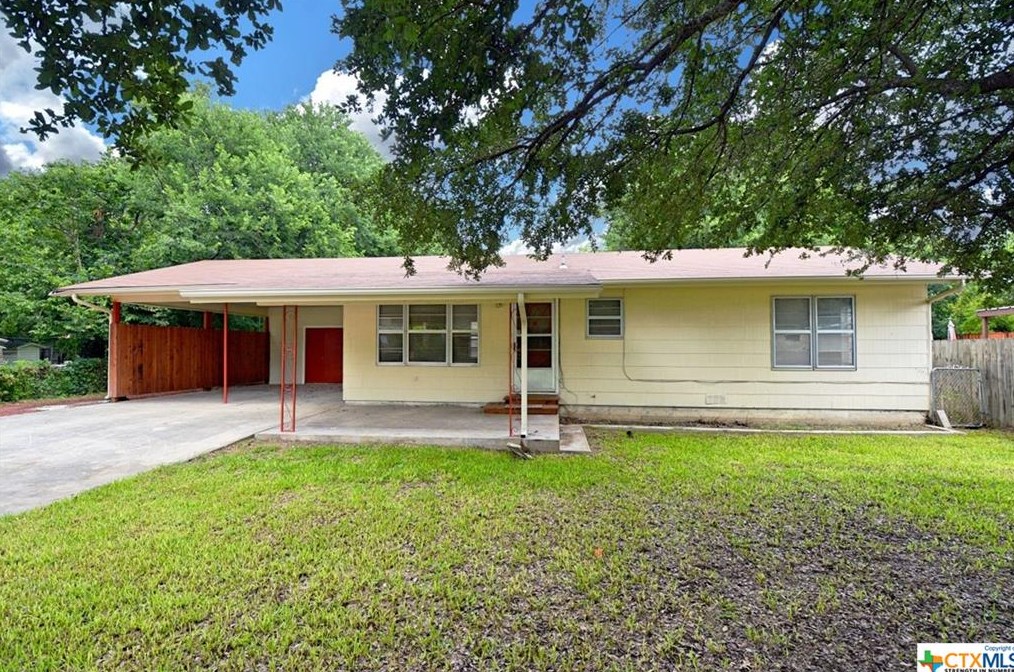 3170 Boon St, Seguin, TX 78155