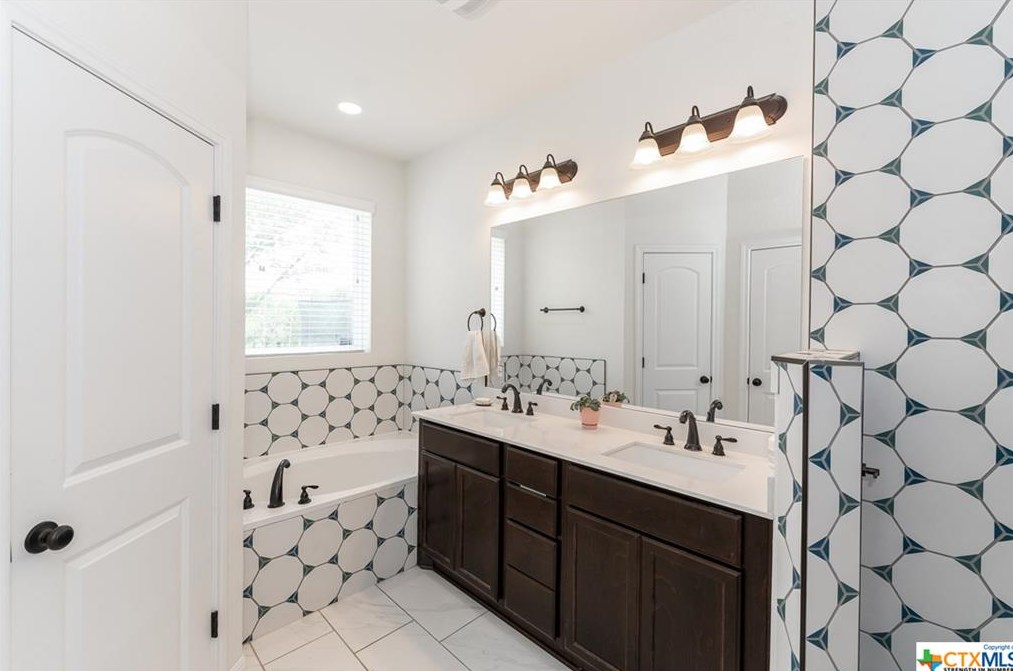 1882 Rush Crk, New Braunfels TX 78133-5992 exterior