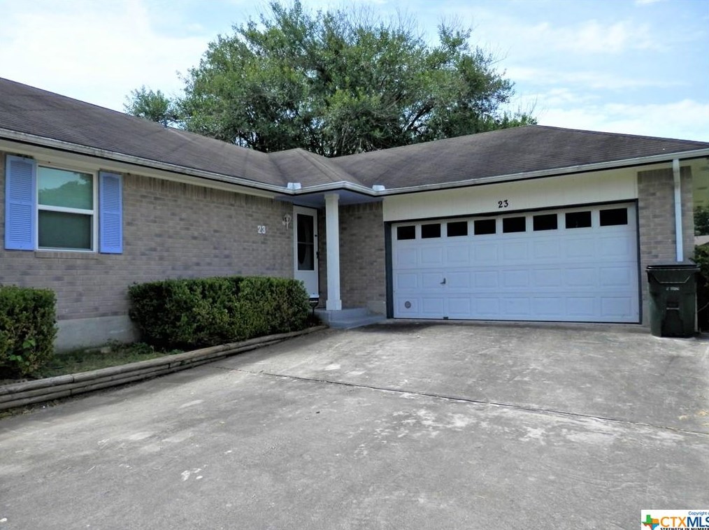23 Champions Dr, Seguin, TX 78155