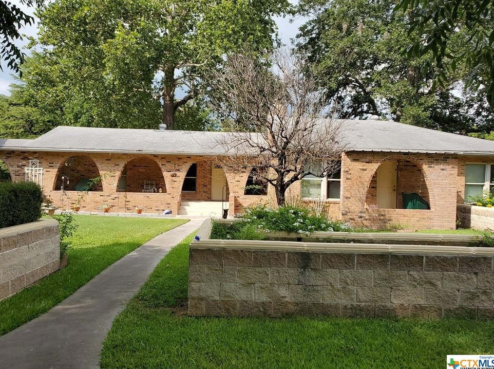388 Guadalupe River Dr, Seguin, TX 78155
