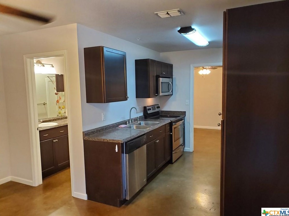 1037 W Court St #a, Seguin, TX 78155
