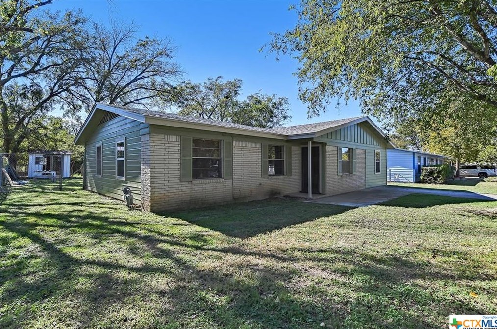 10 Hollywood Dr, Lampasas, TX 76550-3301