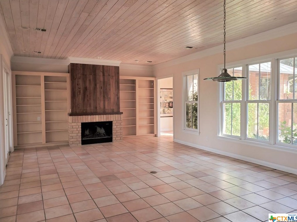 352 Ridge Crest Dr, Seguin, TX 78155