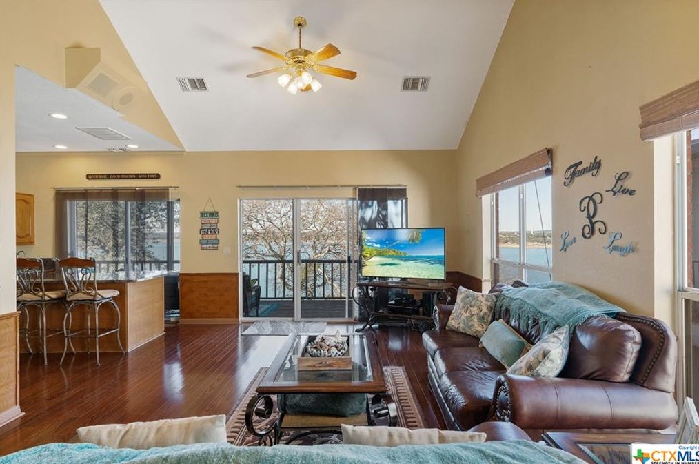 1870 Stagecoach Dr, New Braunfels TX 78133-4059 exterior