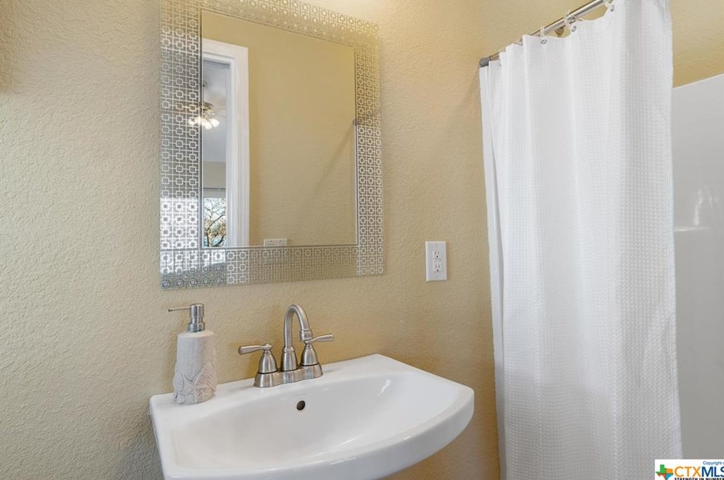 1870 Stagecoach Dr, New Braunfels TX 78133-4059 exterior