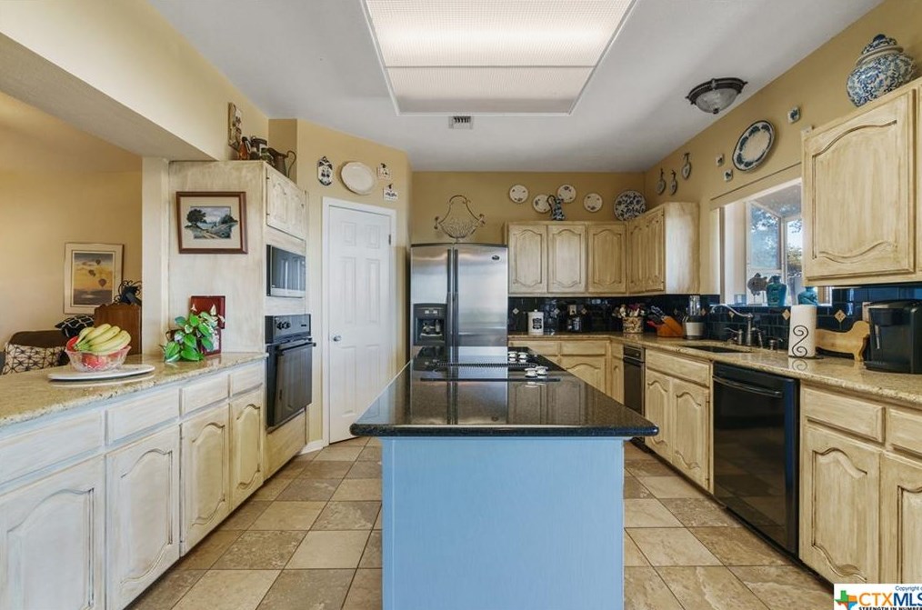 1870 Stagecoach Dr, New Braunfels TX 78133-4059 exterior