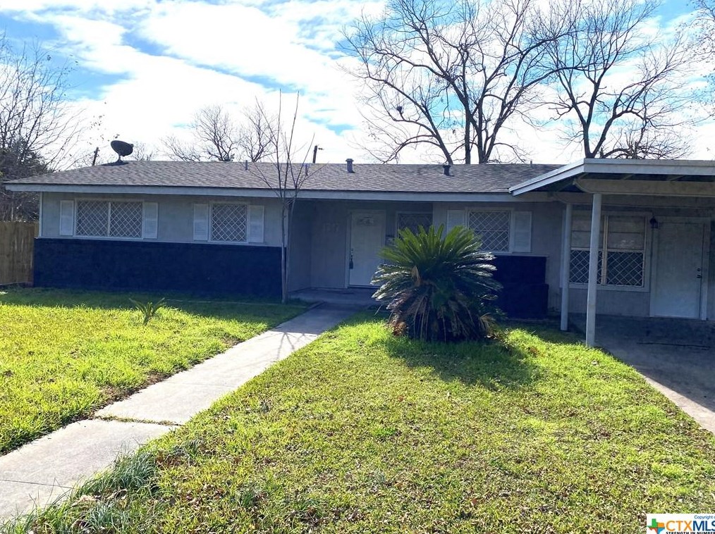 1717 E Mesquite Ln, Victoria, TX 77901