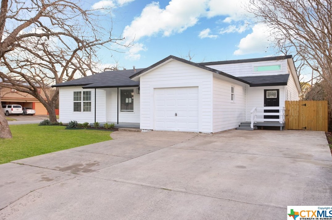 733 E Cedar St, Seguin, TX 78155