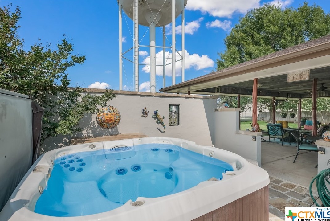 1340 Summerwood Dr, New Braunfels TX 78130-3625 exterior