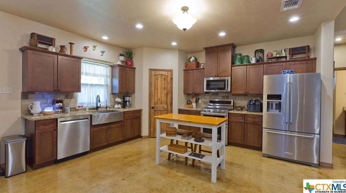 648 Mockingbird Dr, New Braunfels TX 78133-3698 exterior