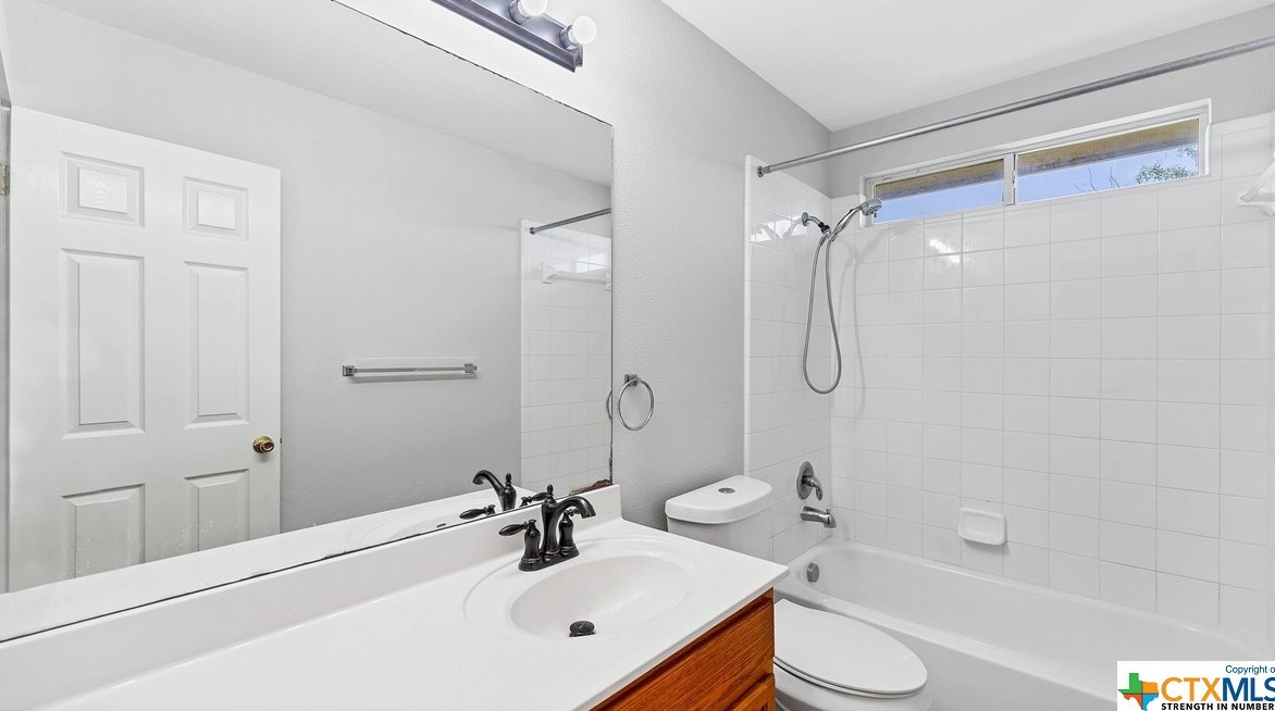 2492 Medina Dr, New Braunfels TX 78130-3195 exterior