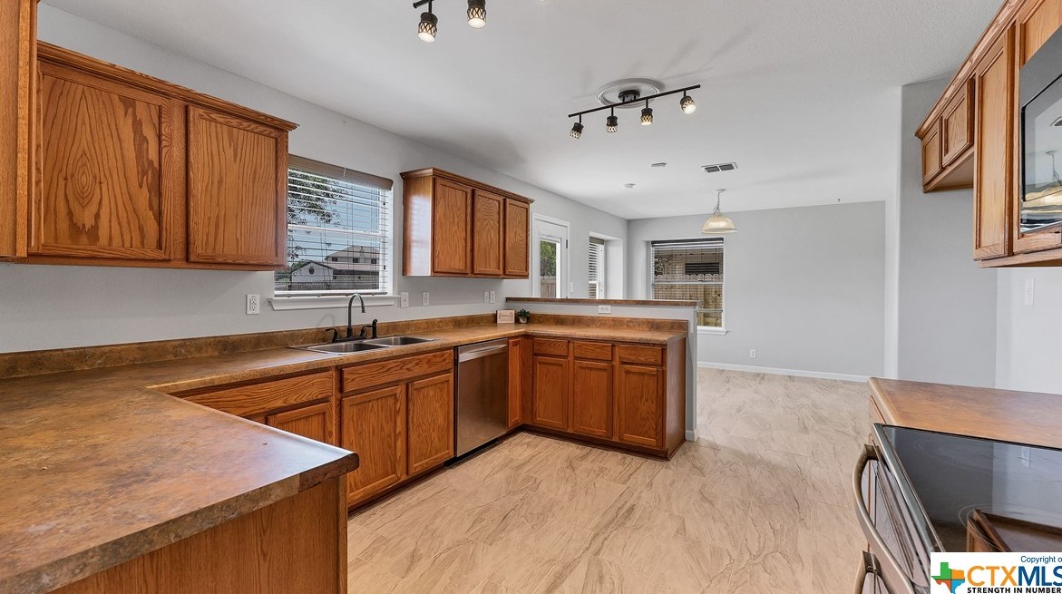 2492 Medina Dr, New Braunfels TX 78130-3195 exterior