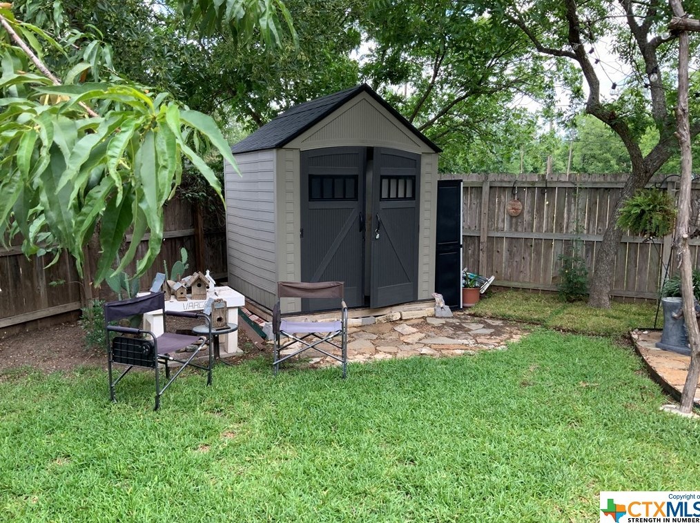 381 Hickory Ave, New Braunfels TX 78130-5828 exterior