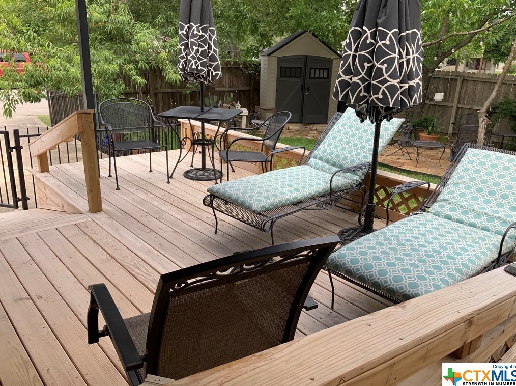 381 Hickory Ave, New Braunfels TX 78130-5828 exterior