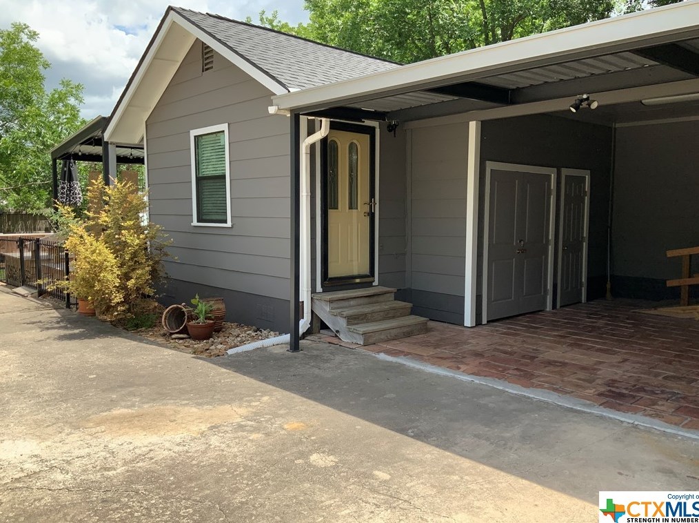 381 Hickory Ave, New Braunfels TX 78130-5828 exterior