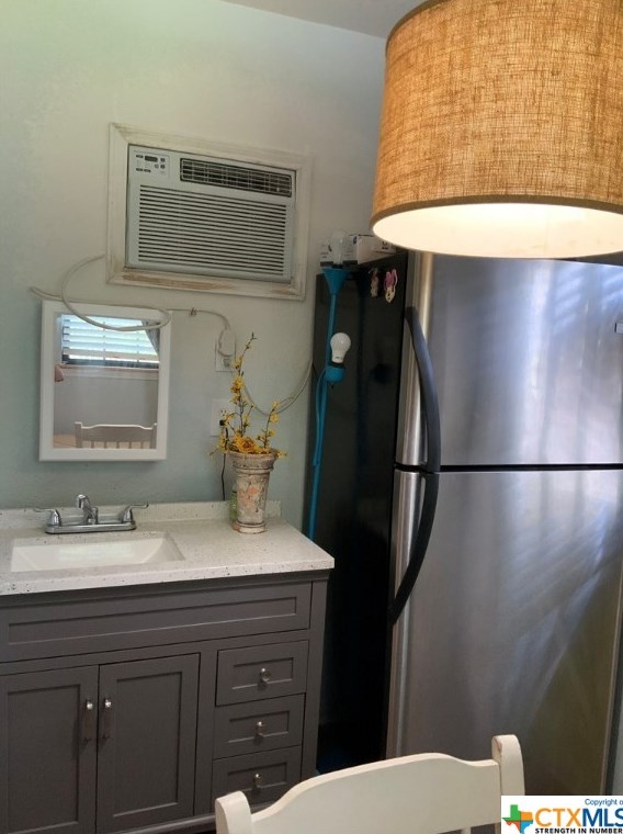 381 Hickory Ave, New Braunfels TX 78130-5828 exterior