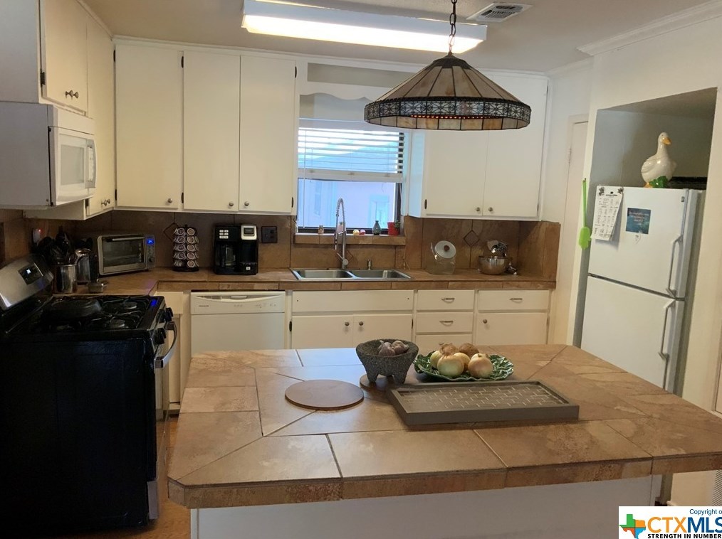 381 Hickory Ave, New Braunfels TX 78130-5828 exterior