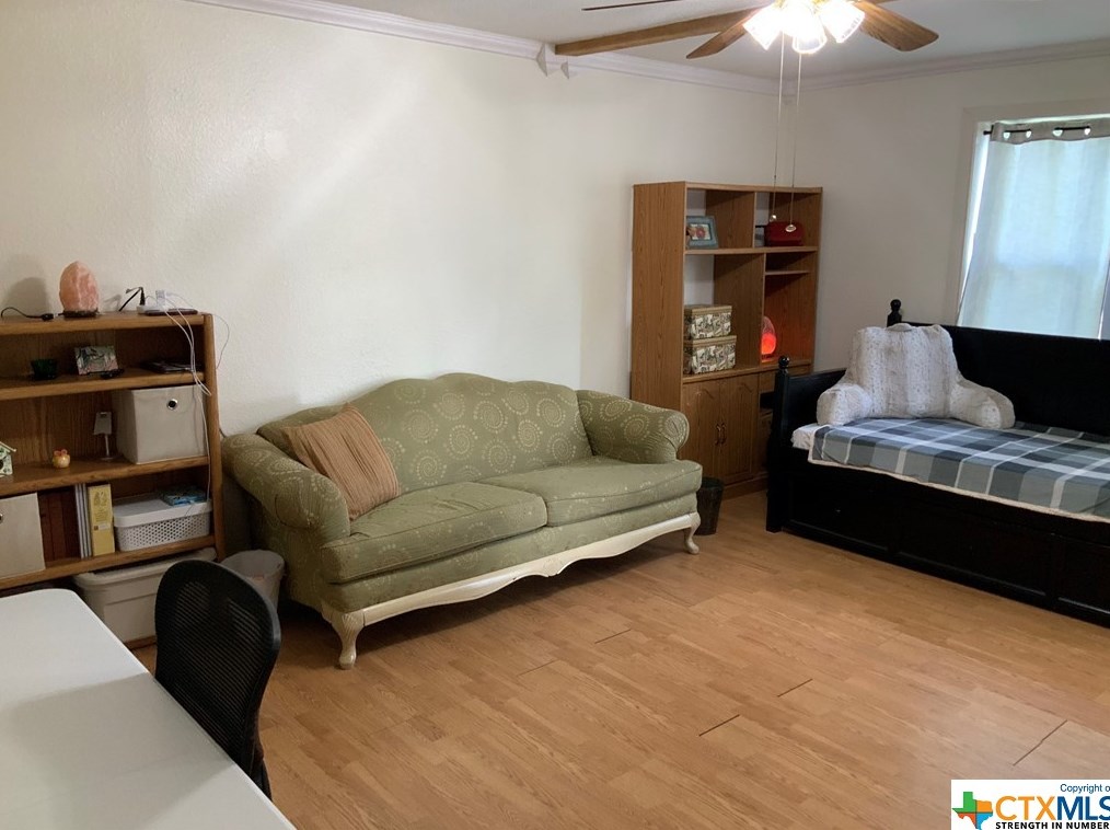 381 Hickory Ave, New Braunfels TX 78130-5828 exterior