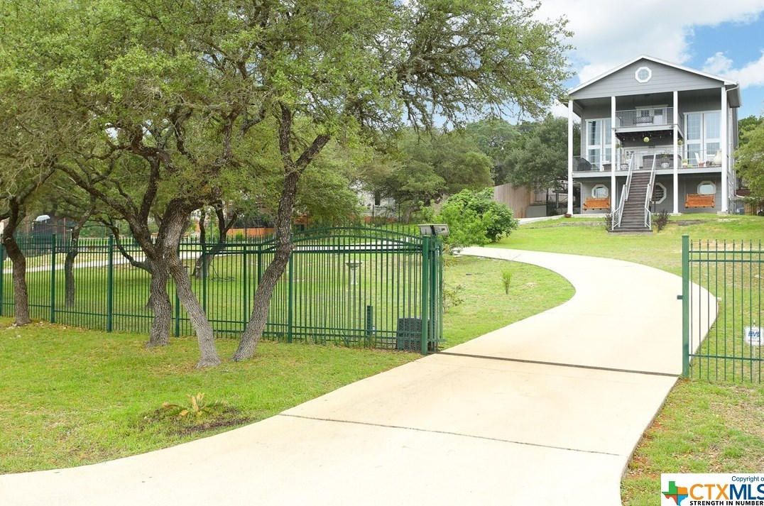 1075 Colleen Dr, New Braunfels TX 78133-5327 exterior