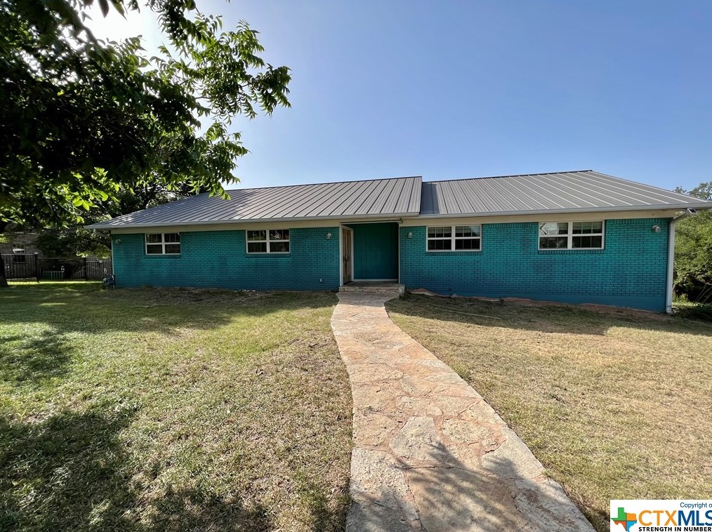 1211 4th St, Lampasas, TX 76550-2936