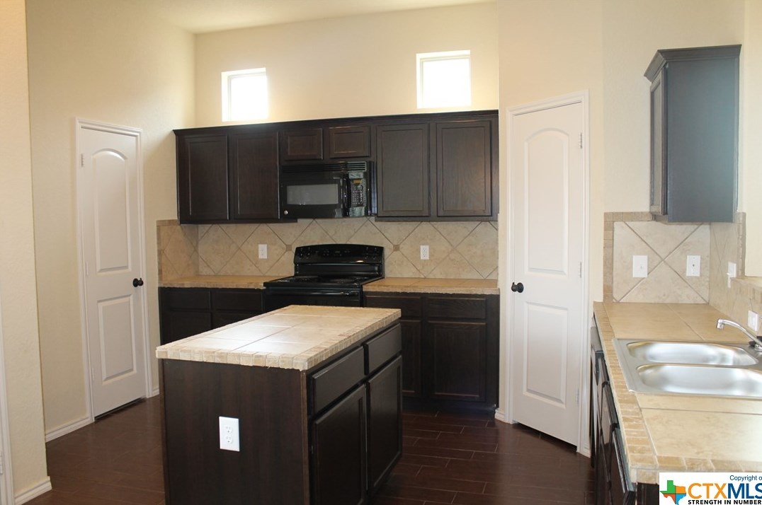 665 Creekside Cir, New Braunfels, TX 78130