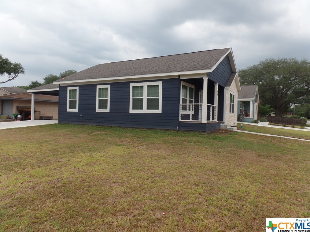 612 Rosewood Dr, Victoria, TX 77901