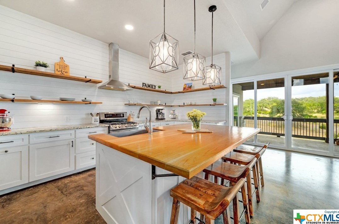 546 Riv Chase Way, New Braunfels TX 78132-6300 exterior