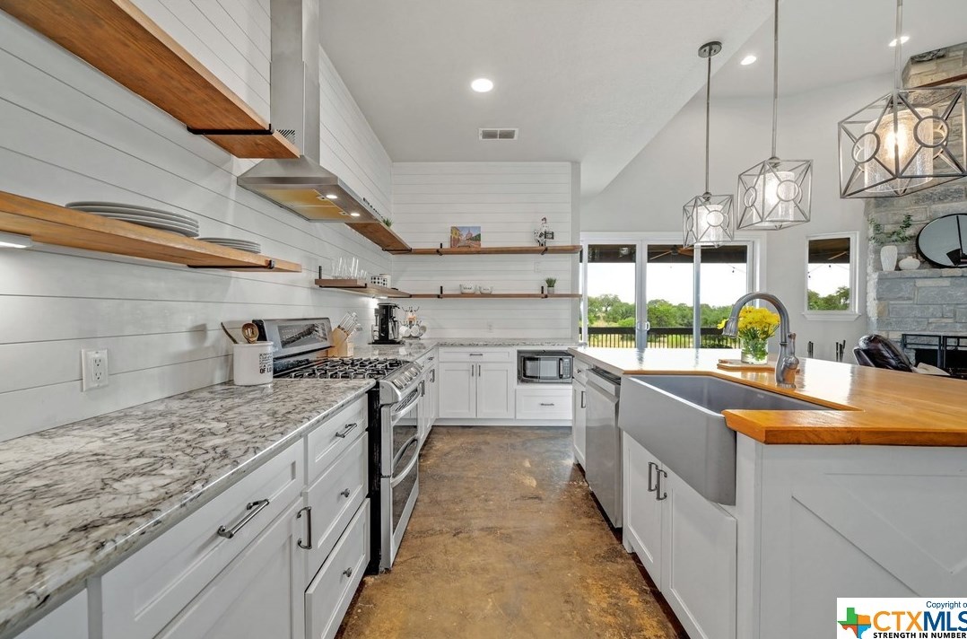 546 Riv Chase Way, New Braunfels TX 78132-6300 exterior