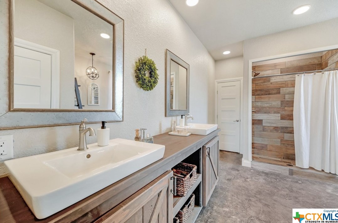 546 Riv Chase Way, New Braunfels TX 78132-6300 exterior