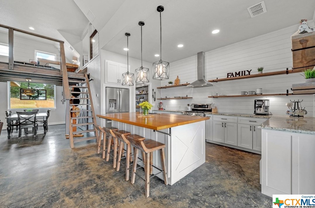 546 Riv Chase Way, New Braunfels TX 78132-6300 exterior