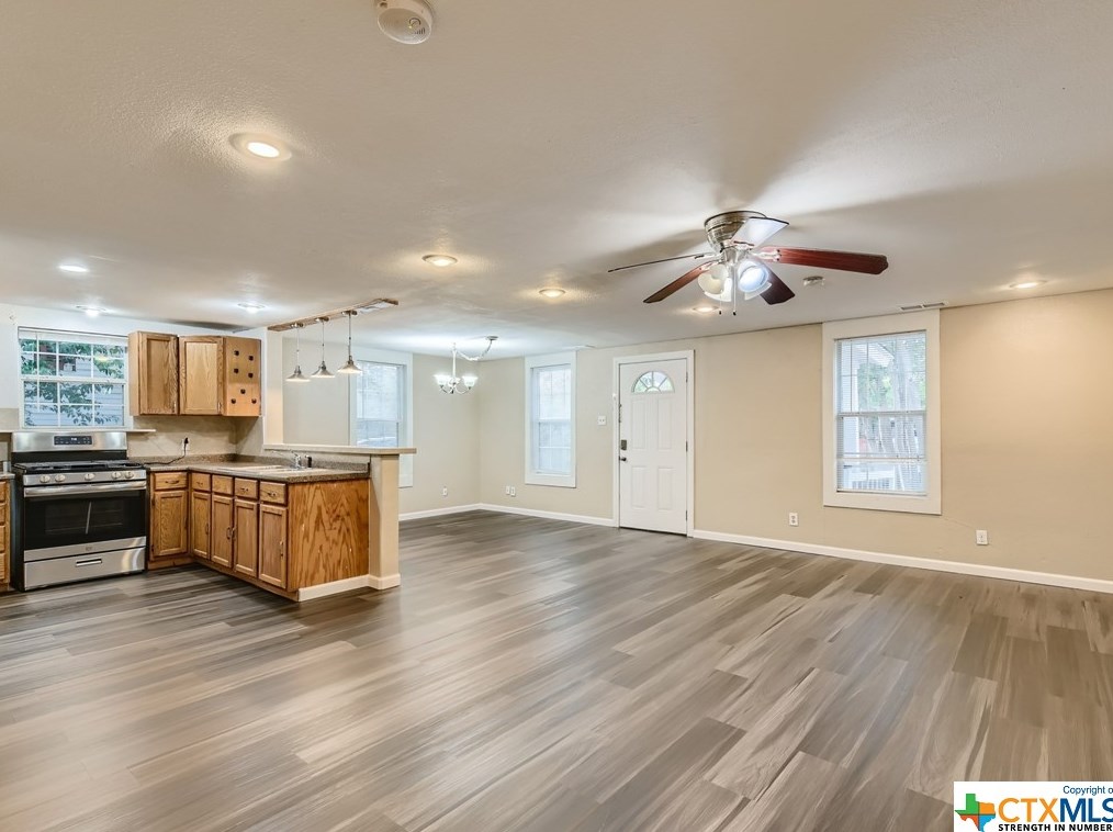 721 E Pine St, Seguin, TX 78155