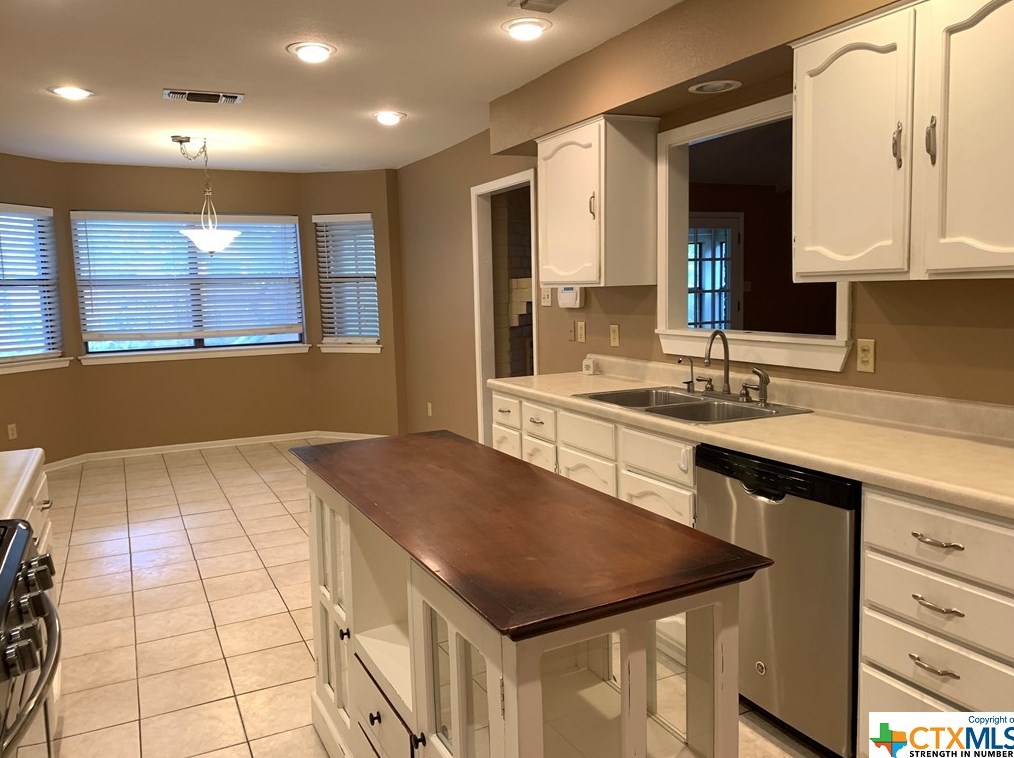 826 Timber Rdg, New Braunfels TX  78130-4640 exterior