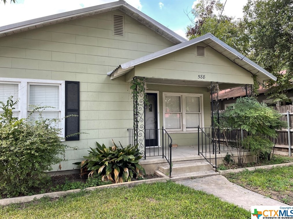 588 Castell Ave, New Braunfels, TX 78130-7621