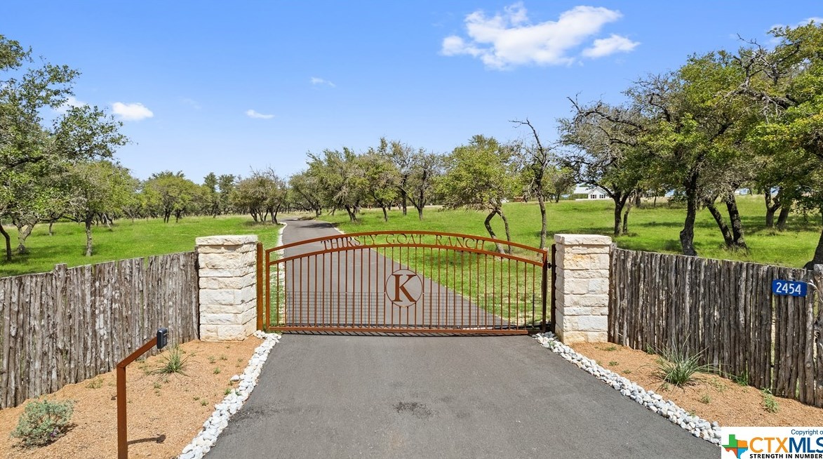 2454 Mckinney Loop, Blanco, TX 78606