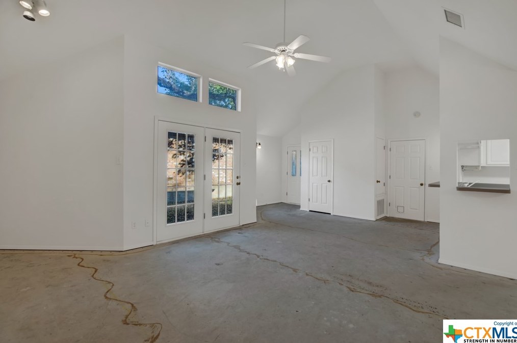 1226 Blf Crk Cir, New Braunfels TX 78130-4055 exterior