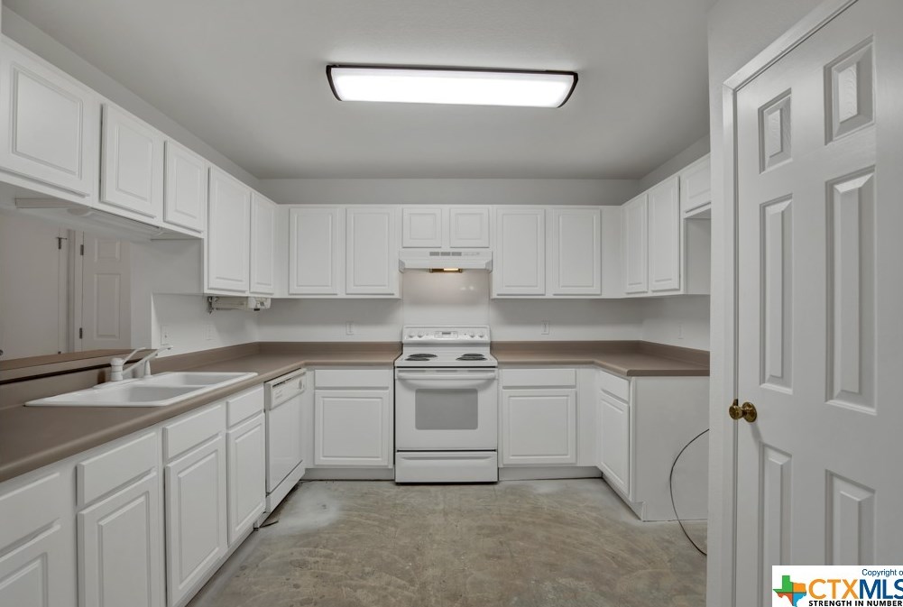 1226 Blf Crk Cir, New Braunfels TX 78130-4055 exterior