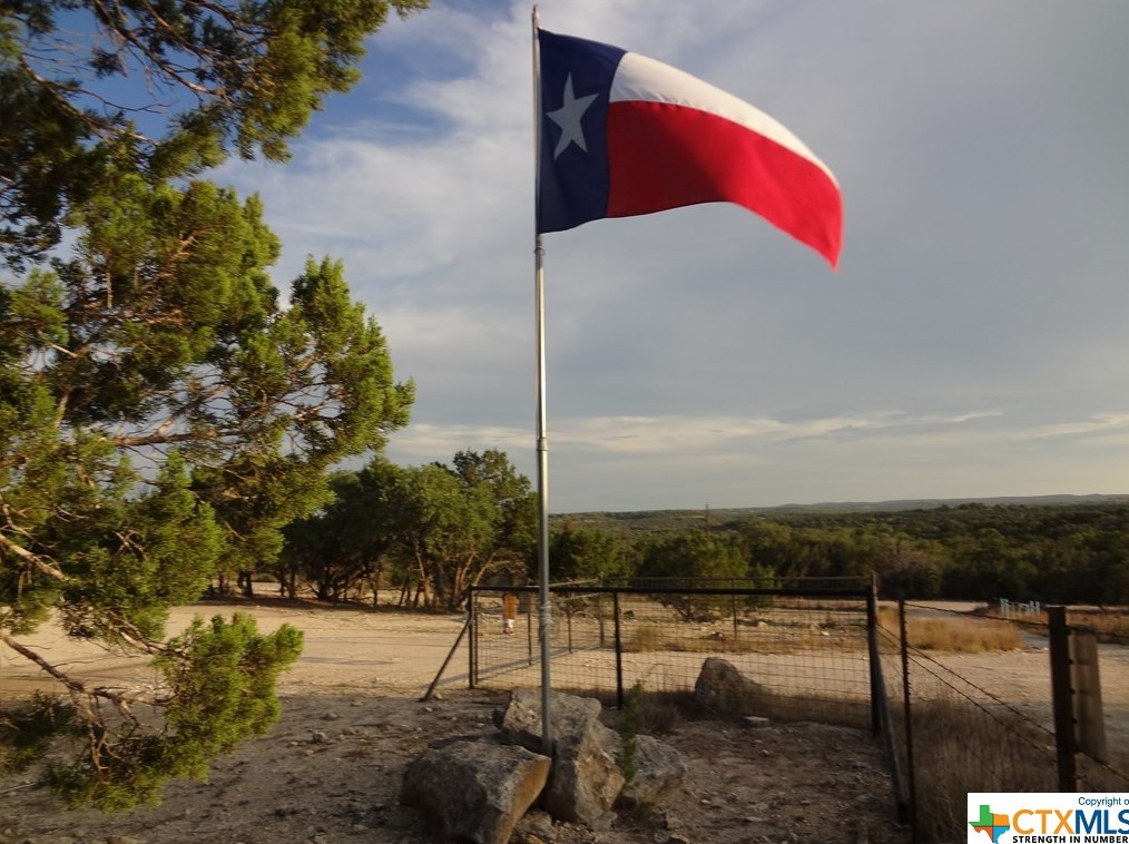 551 Cambridge Rd, Woodcreek, TX 78676