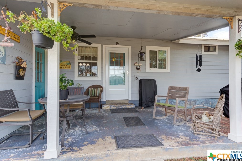 518 Zipp Rd, New Braunfels TX 78130-9595 exterior