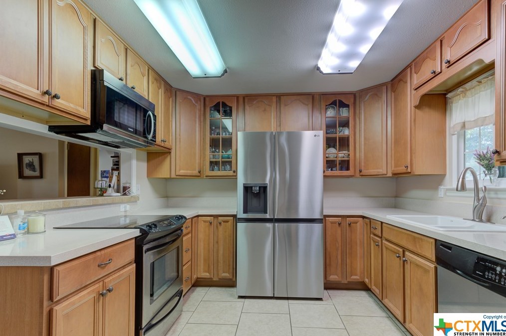 518 Zipp Rd, New Braunfels TX 78130-9595 exterior