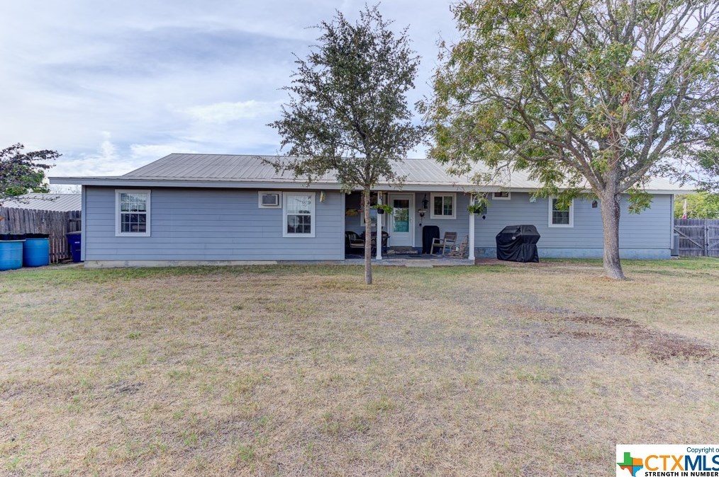 518 Zipp Rd, New Braunfels TX 78130-9595 exterior