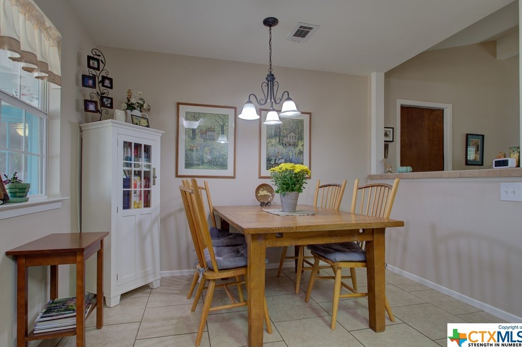 518 Zipp Rd, New Braunfels TX 78130-9595 exterior