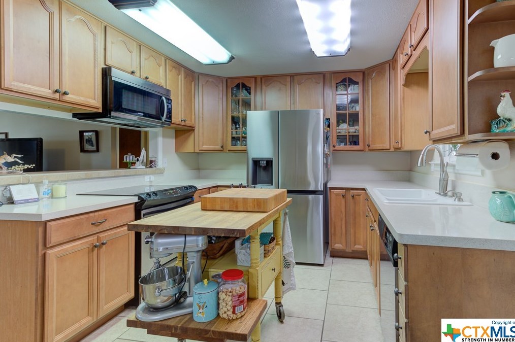 518 Zipp Rd, New Braunfels TX 78130-9595 exterior