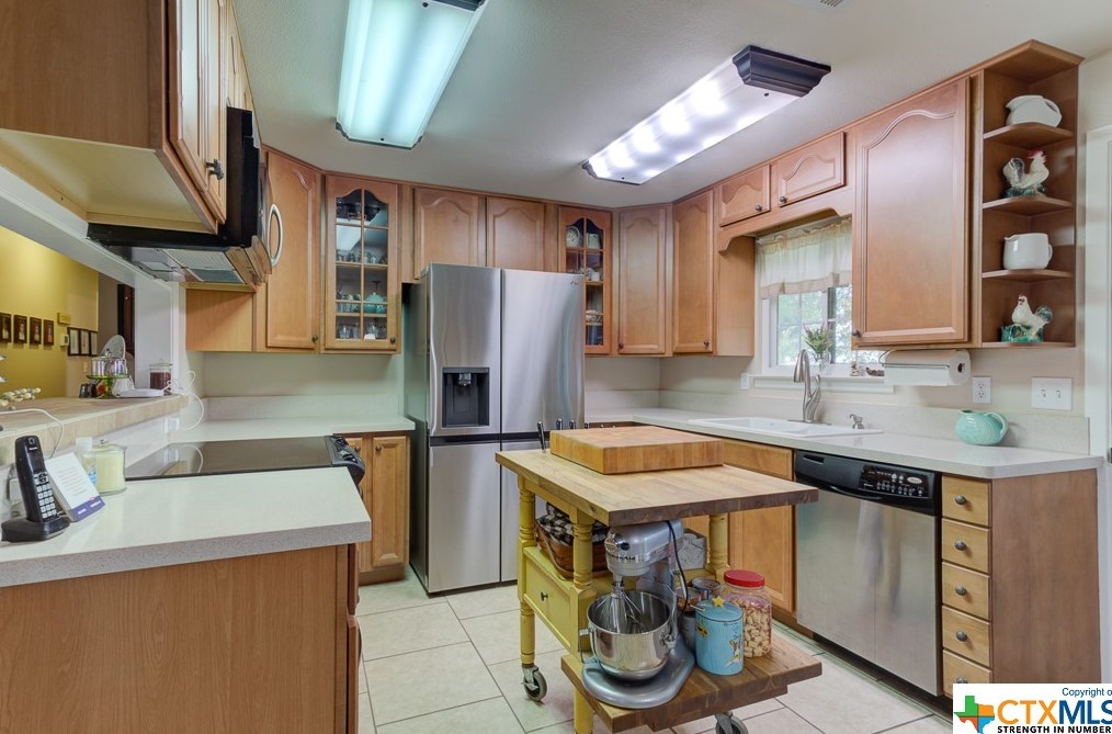 518 Zipp Rd, New Braunfels TX 78130-9595 exterior