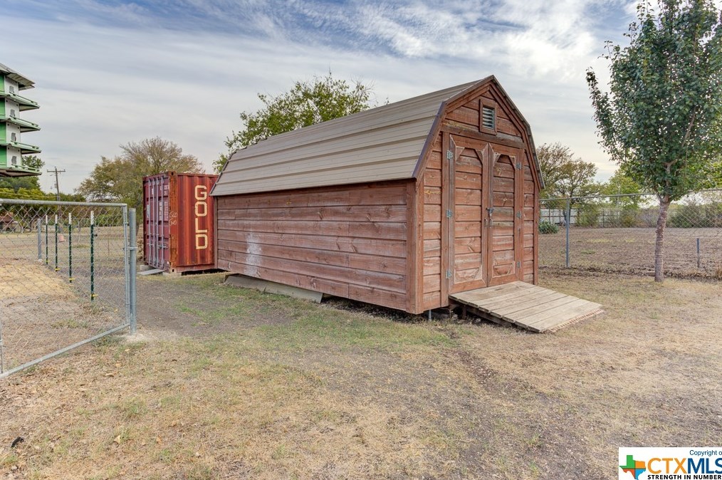 518 Zipp Rd, New Braunfels TX 78130-9595 exterior