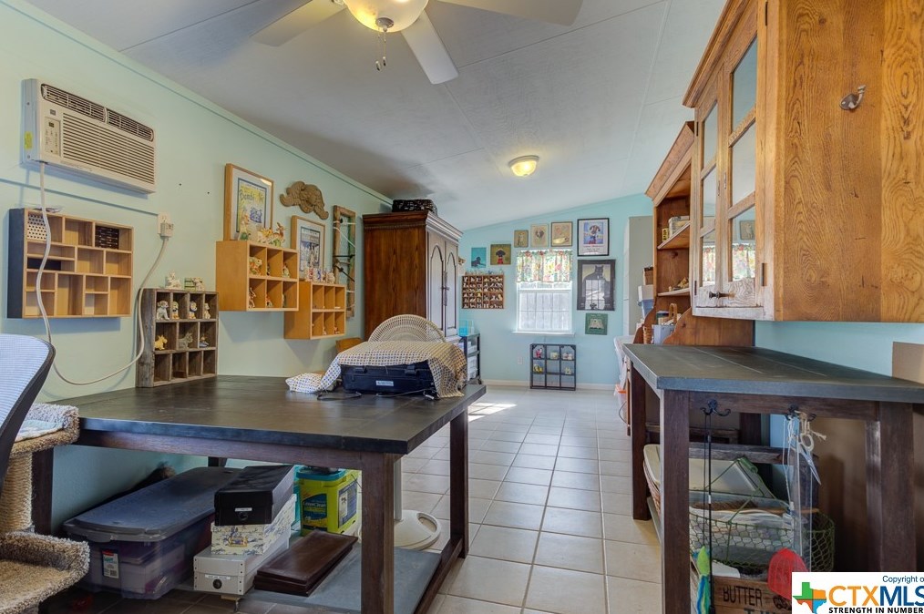 518 Zipp Rd, New Braunfels TX 78130-9595 exterior